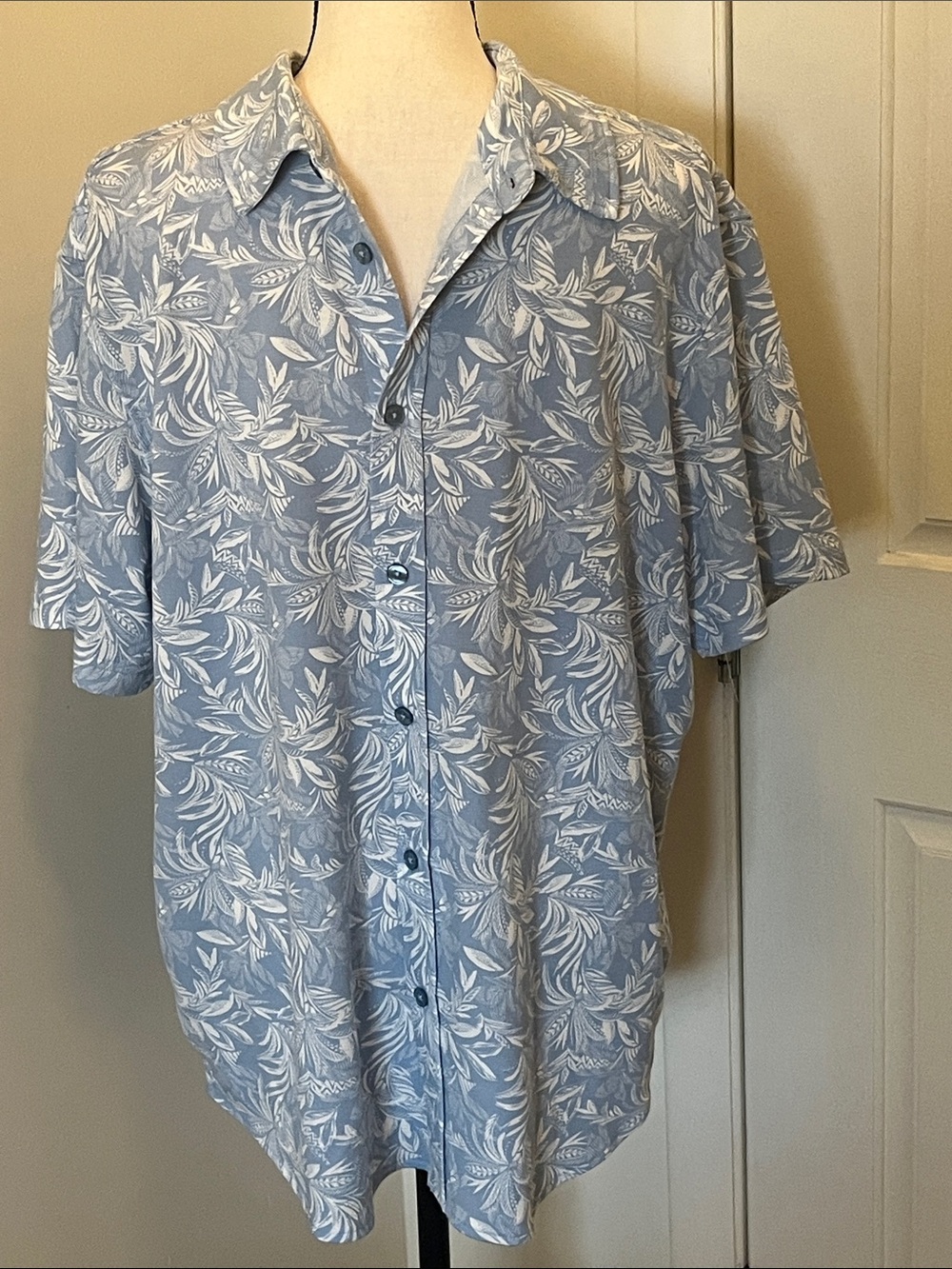 C&C California Light Blue and White Tropical Print Button-Down Shirt Size XL